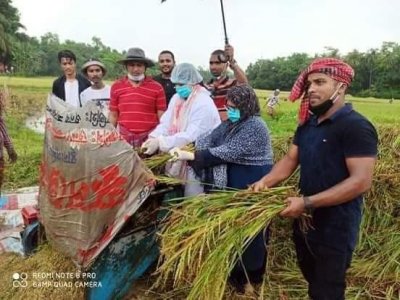 কৃষকের ধান মাড়াই করে দিলেন ইউএনও