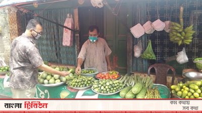 হোটেলের সামেনই সবজি বিক্রি করছেন মালিক