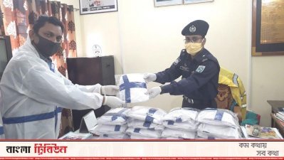 মন্ত্রীর পক্ষে মন্ত্রীর এপিএস রাশেদ প্রধান এসব পিপিই প্রদান করেন
