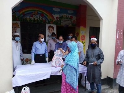 ত্রাণ দিচ্ছেন শিল্প প্রতিমন্ত্রী