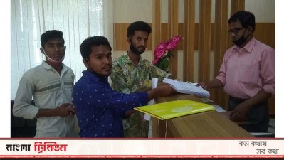 গণকমিটির পক্ষ থেকে স্মারকলিপি দেওয়া হচ্ছে
