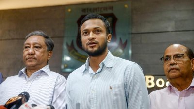 সাকিবকে (মাঝে) প্রস্তাব দেওয়া জুয়াড়ি আগরওয়ালও নিষিদ্ধ