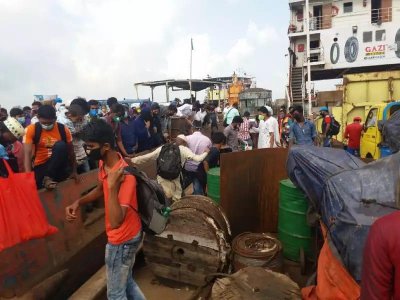 শিমুলিয়া ঘাটে আজও শ্রমজীবী মানুষের ভিড়