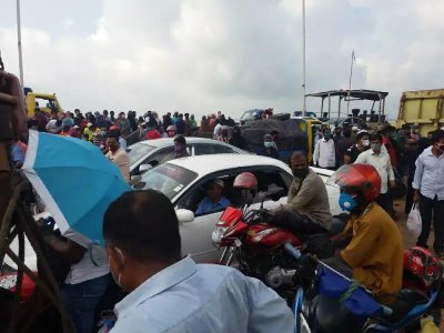 শিমুলিয়া ঘাটে আজও শ্রমজীবী মানুষের ভিড়