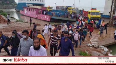 ফেরি থেকে নামা ঢাকামুখী মানুষের স্রোত