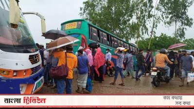 পাটুরিয়া ঘাটে ঢাকামুখী মানুষ
