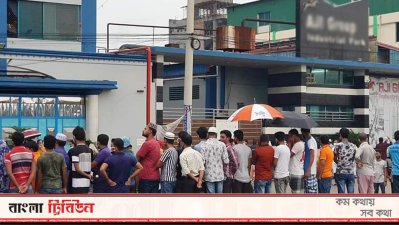 পোশাক কারখানায় প্রবেশের অপেক্ষায় কর্মীরা