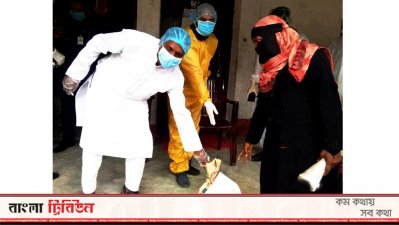 করোনা আক্রান্ত চরগাজী ইউনিয়নের প্যানেল চেয়ারম্যান নাসির উদ্দিন ত্রাণ দিচ্ছেন