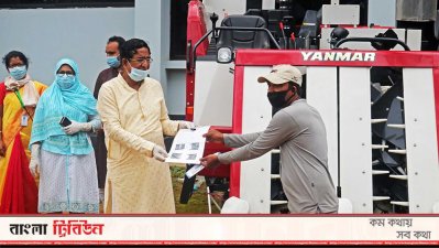 কৃষকের হাতে কৃষি যন্ত্রপাতি তুলে দেন কৃষিমন্ত্রী ড. আব্দুর রাজ্জাক 