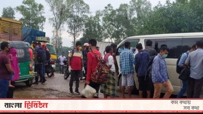 পাটুরিয়া ঘাটে ঢাকামুখী মানুষ