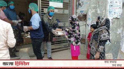 ইফতার সামগ্রী বিতরণ করছে স্বেচ্ছাসেবী সংগঠন ‘করোনা ভলান্টিয়ার্স নেটওয়ার্ক’