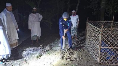 স্থানীয়দের বাধার মুখে কবর খুঁড়লেন পুলিশের এএসপি