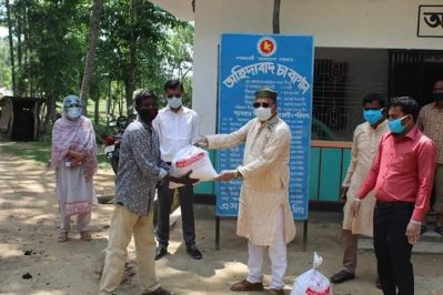 মৌলভীবাজারে পরিবেশমন্ত্রীর পক্ষে ত্রাণ বিতরণ