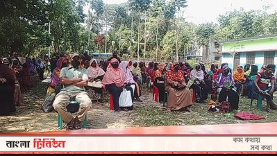 যশোরের ঝিকরগাছায় ত্রাণ নিতে আসা বিশেষ শিশুদের পরিবার।