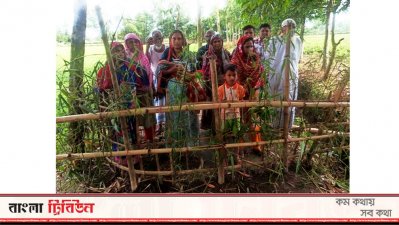 রাস্তায় বেড়া দিয়ে জমি দখলের অভিযোগ