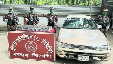 শার্শা সীমান্তে ফেনসিডিলবোঝাই প্রাইভেটকার জব্দ