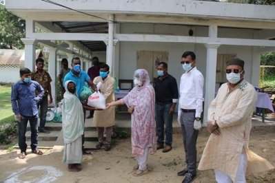 মৌলভীবাজারে পরিবেশমন্ত্রীর পক্ষে ত্রাণ বিতরণ