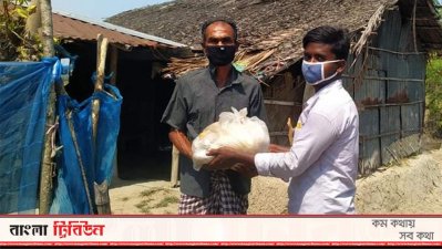 দাকোপে অসহায়দের কাছে স্থানীয় তরুণদের ত্রাণ বিতরণ