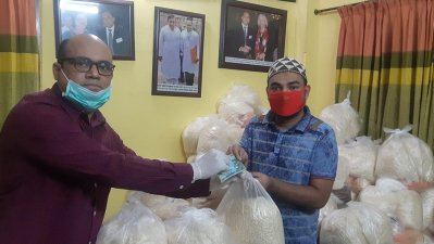 ৩৫৫ পরিবারকে সহায়তা দিলেন এক আইনজীবী