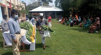 পাইকগাছায় সাড়ে তিন হাজার কর্মহীনকে খাদ্যসামগ্রী বিতরণ