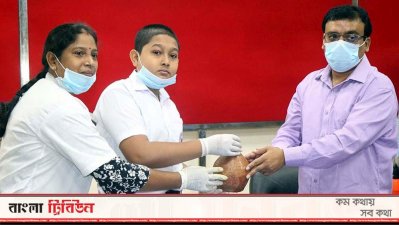 জেলা প্রশাসকের কাছে সঞ্চিত টাকাসহ মাটির ব্যাংক তুলে দিচ্ছে নবনীল