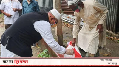 বাড়ি-বাড়ি ত্রাণ পৌঁছে দেন তথ্য প্রতিমন্ত্রী