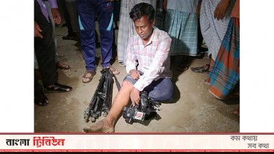ক্যামেরাপারসনকে মারধর ও ক্যামেরা ভেঙে ফেলা হয়