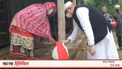 বাড়ি-বাড়ি ত্রাণ পৌঁছে দেন তথ্য প্রতিমন্ত্রী