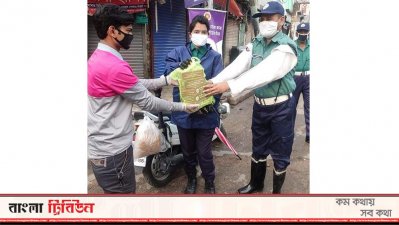 কর্তব্যরত পুলিশ সদস্যদের মধ্যে খাবার প্যাকেজ ও রেশন বিতরণ করছে ফুডপান্ডা 