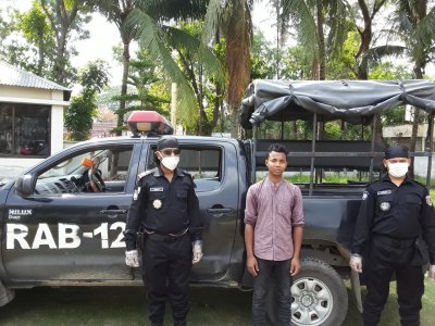 বিদেশি অস্ত্র ও গুলিসহ যুবক গ্রেফতার