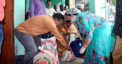 নিজ হাতে ত্রাণ দিলেন মহিলা এমপি হোসনে আরা