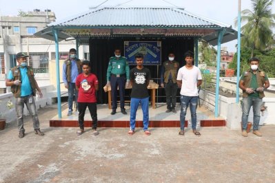 ছিনতাইকারী সন্দেহে গ্রেফতার তিন জন