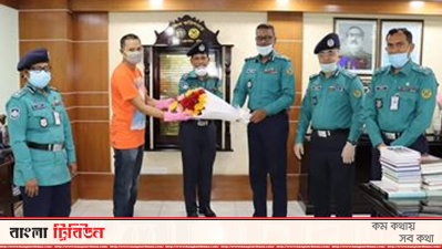 ফুল দিলে স্বাগত জানানো হচ্ছে পুলিশ সদস্যকে