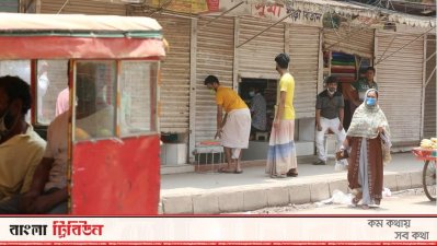 ছবি তুলতে গেলেই কাপড়ের দোকান বন্ধ (ফটোস্টোরি)