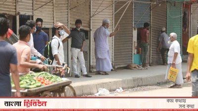ছবি তুলতে গেলেই কাপড়ের দোকান বন্ধ (ফটোস্টোরি)
