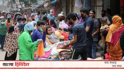 ছবি তুলতে গেলেই কাপড়ের দোকান বন্ধ (ফটোস্টোরি)