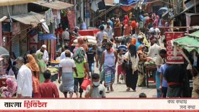 ছবি তুলতে গেলেই কাপড়ের দোকান বন্ধ (ফটোস্টোরি)