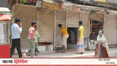ছবি তুলতে গেলেই কাপড়ের দোকান বন্ধ (ফটোস্টোরি)