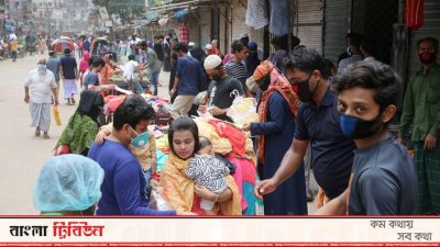ছবি তুলতে গেলেই কাপড়ের দোকান বন্ধ (ফটোস্টোরি)