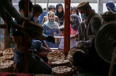 দাম বাড়ার পর আফগানিস্তানে বিনামূল্যে রুটি বিতরণ শুরু