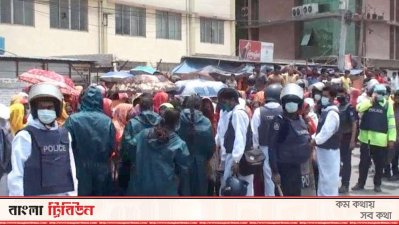 ছাঁটাইয়ের খবরে বিক্ষোভ, শ্রমিকদের সড়ক অবরোধ