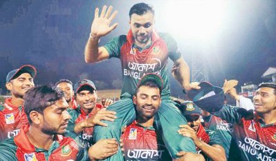 অধিনায়কত্বের শেষ দিনে মাশরাফিকে কাঁধে তুলেছিলেন তামিম। 