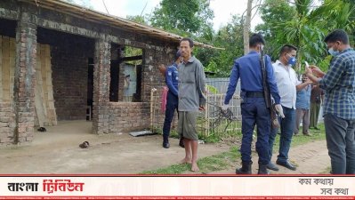 সরেজমিনে পুলিশ সদস্যরা