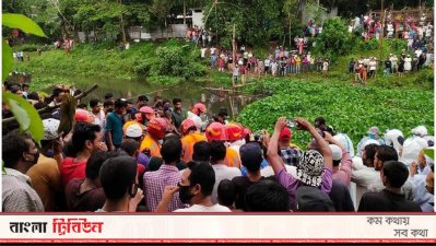 লাশ উদ্ধারের সময় স্থানীয় জনতার ভিড়