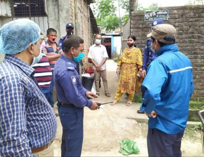 ভাড়া না পেয়ে ছাত্রীদের বের করে দিলেন মেস মালিক