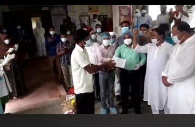 ফুলেল শুভেচ্ছায় হাসপাতাল থেকে বিদায়