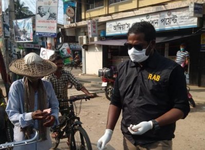 র&zwj;্যাব কমান্ডার রিকশাচালকদের বকশিস দিচ্ছেন