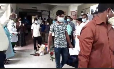 ফুলেল শুভেচ্ছায় হাসপাতাল থেকে বিদায়