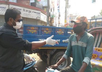 র&zwj;্যাব কমান্ডার রিকশাচালকদের বকশিস দিচ্ছেন