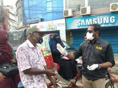 র&zwj;্যাব কমান্ডার রিকশাচালকদের বকশিস দিচ্ছেন